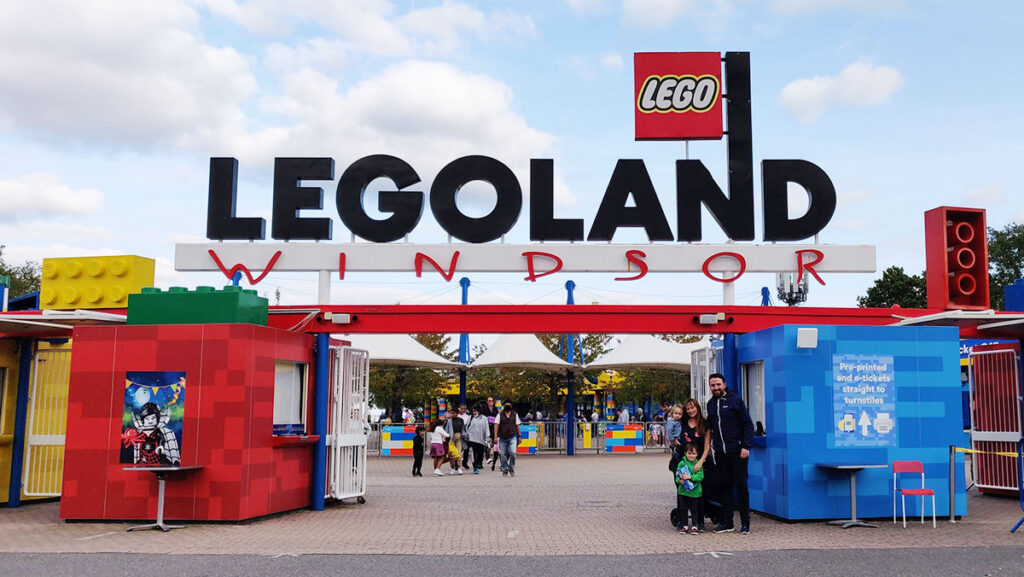 Entrance of LEGOLAND Windsor and the iconic LEGOLAND sign overhead.