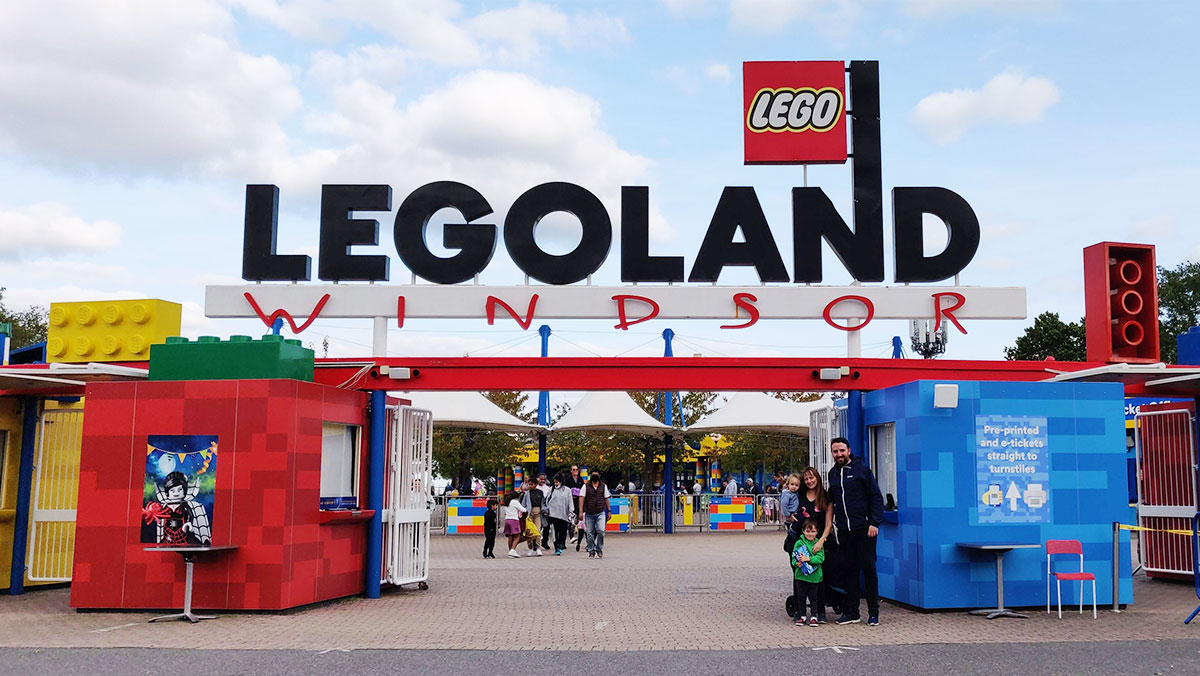 Entrance of LEGOLAND Windsor and the iconic LEGOLAND sign overhead.